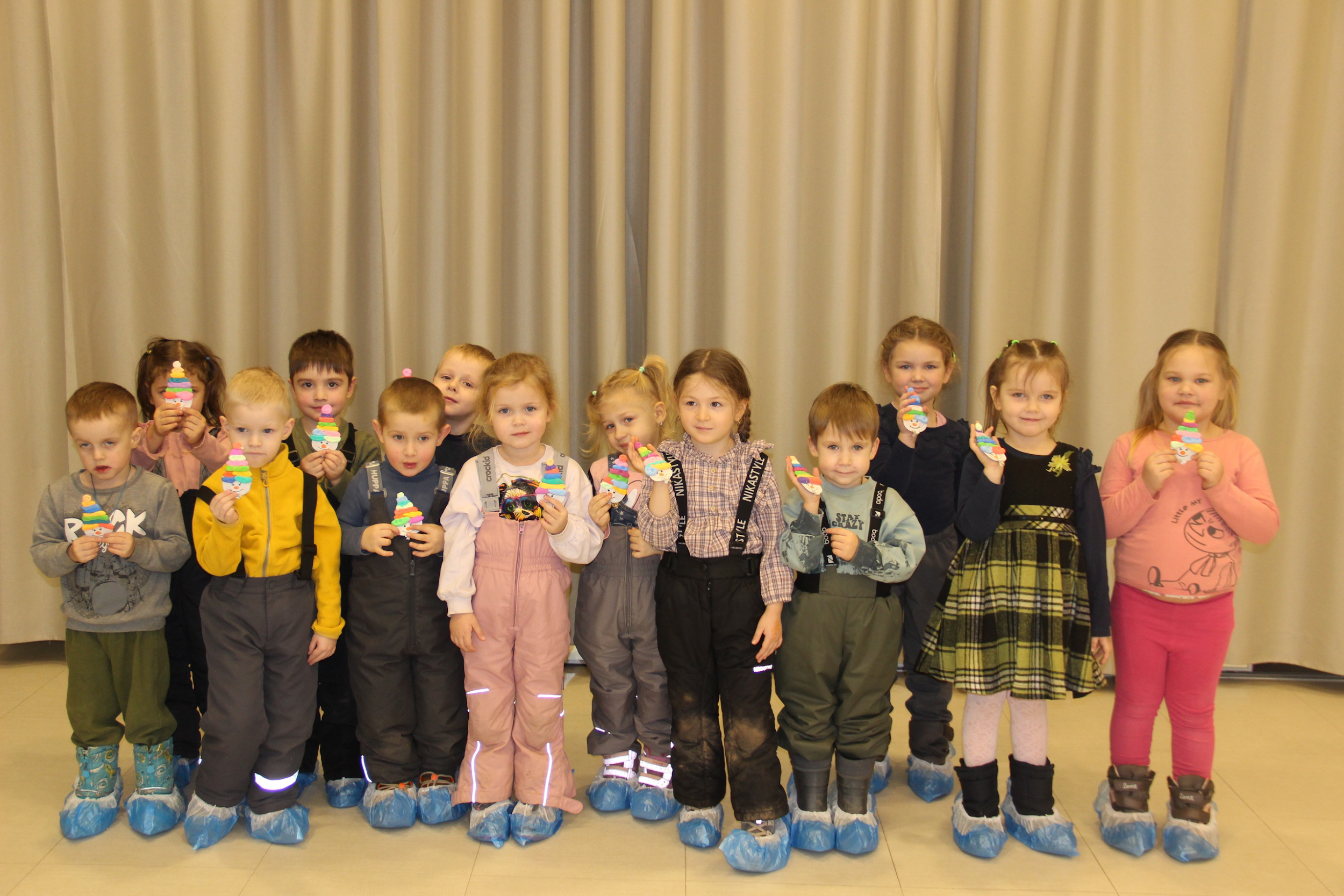 Хруп-хруп-хруп – шагает толстячок-снеговичок