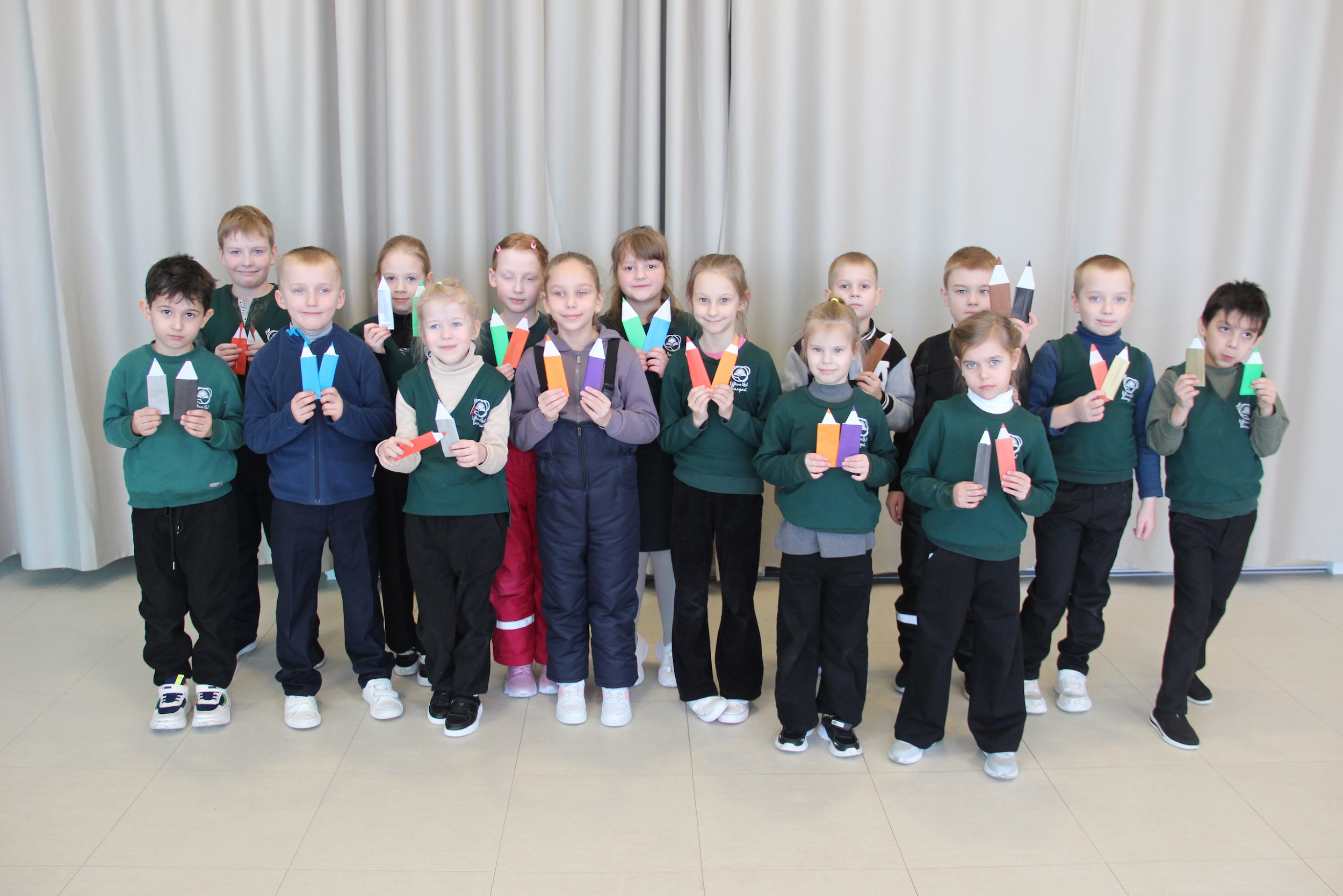 Малыши и цветные карандаши 