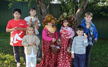 Встречаем осень песнями и играми